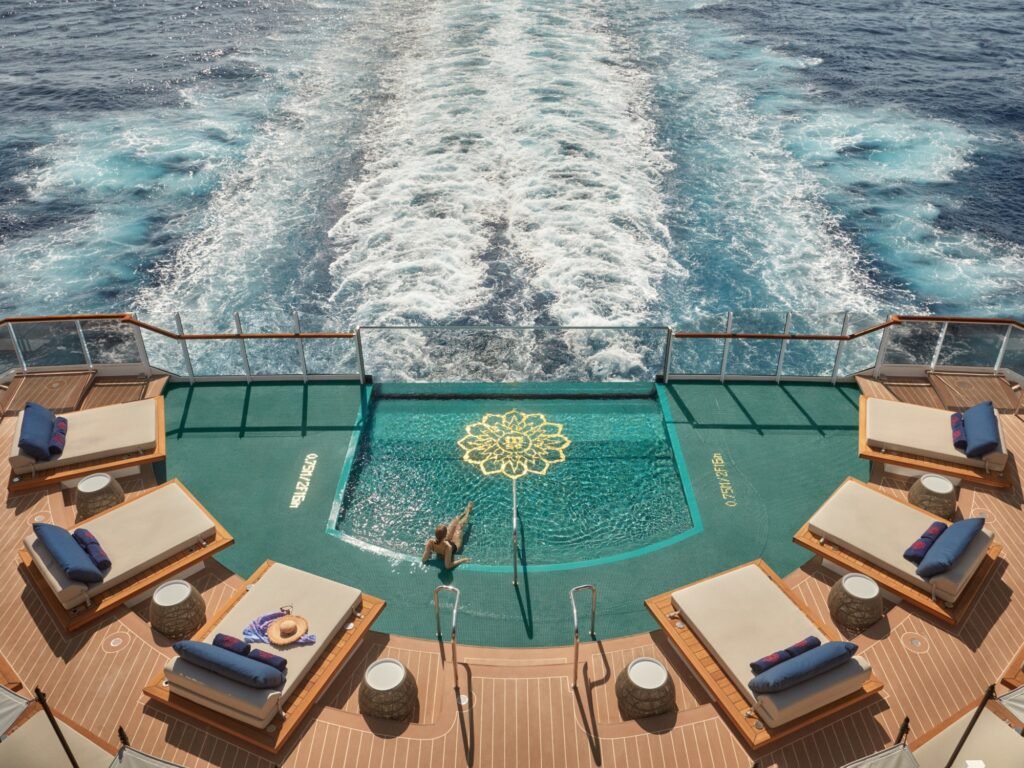 Astern infinity pool