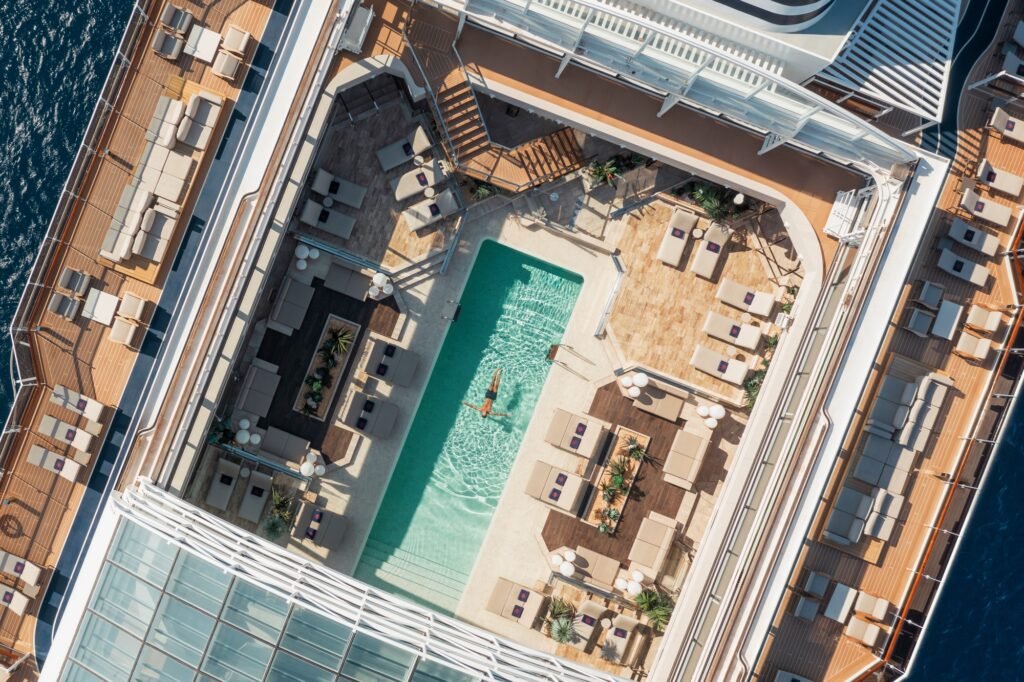 Explora drone shot pool