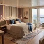 AI-gegenereerde sfeerillustratie van een moderne cruisesuite met balkon en oceaanzicht.